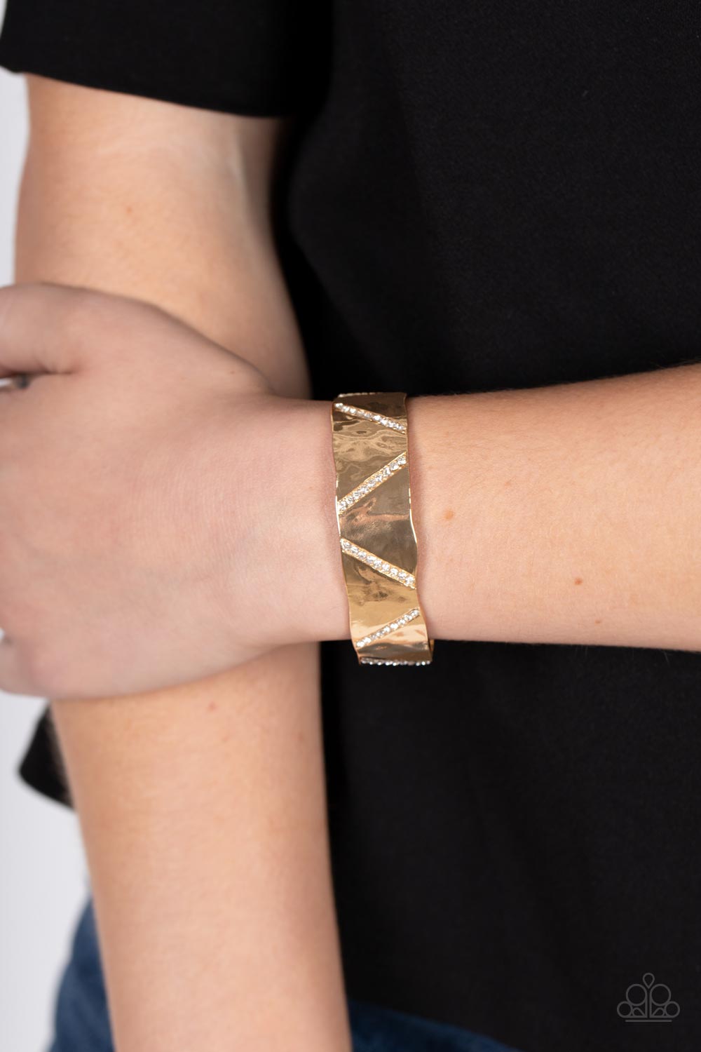 Paparazzi Couture Crusher Gold Cuff Bracelet - P9ED-GDXX-046XX