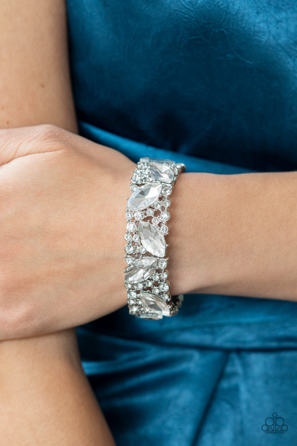 Paparazzi Full Body Chills White Stretch Bracelet - Life Of The Party March 2022 - P9ED-WTXX-036XX