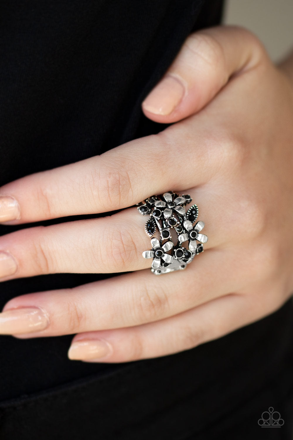 Paparazzi Gardenia Gleam Black Ring
