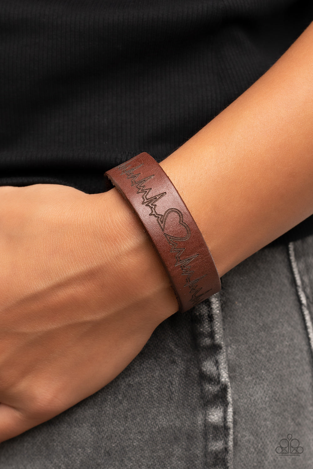 Paparazzi Haute Heartbeat Brown Single Wrap Snap Bracelet - P9UR-BNXX-601XX