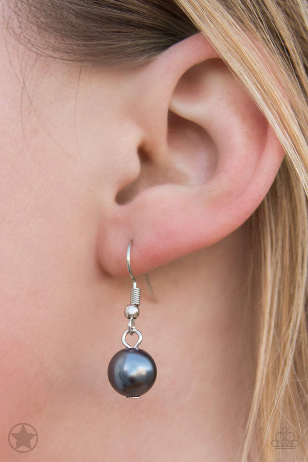 Paparazzi Lady In Waiting Blockbuster Short Necklace