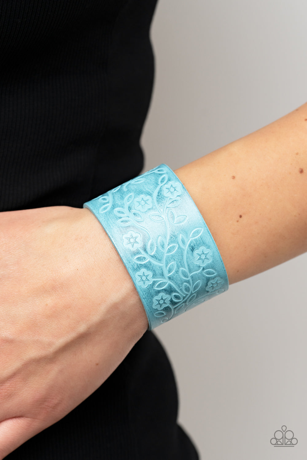 Paparazzi Rosy Wrap Up Blue Single Wrap Snap Bracelet - P9UR-BLXX-204XX