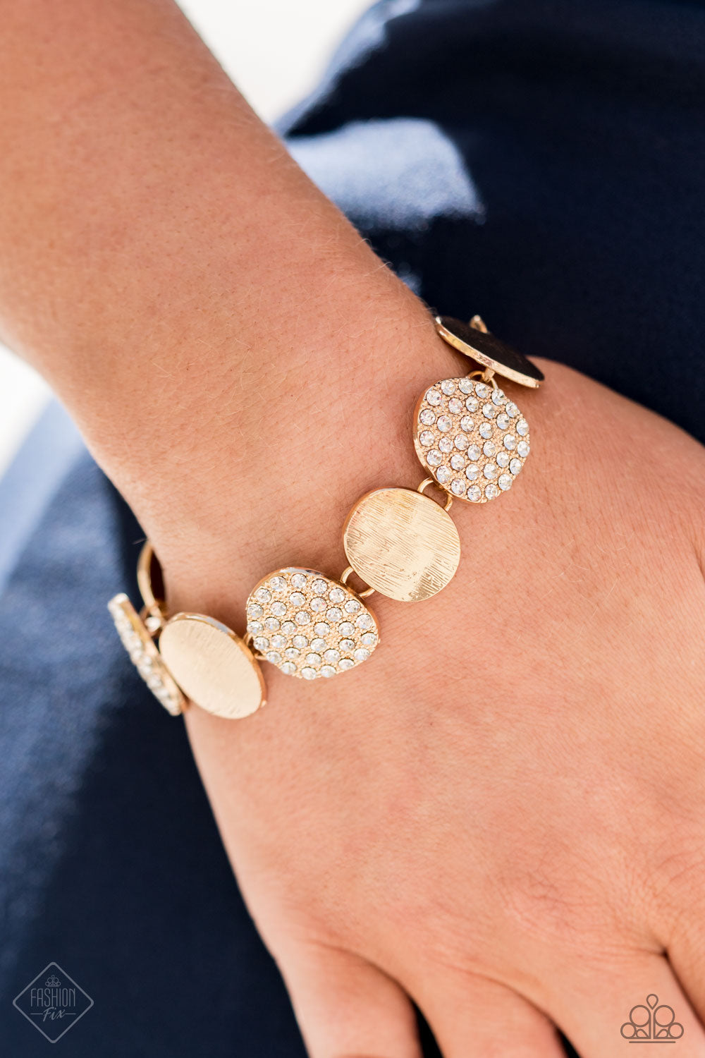 Paparazzi Tough LUXE Gold Clasp Bracelet - Fashion Fix Fiercely 5th Avenue Trend Blend - December 2020
