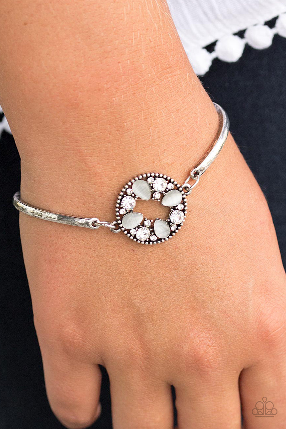 Paparazzi A Moonwalk In The Park White Clasp Bracelet