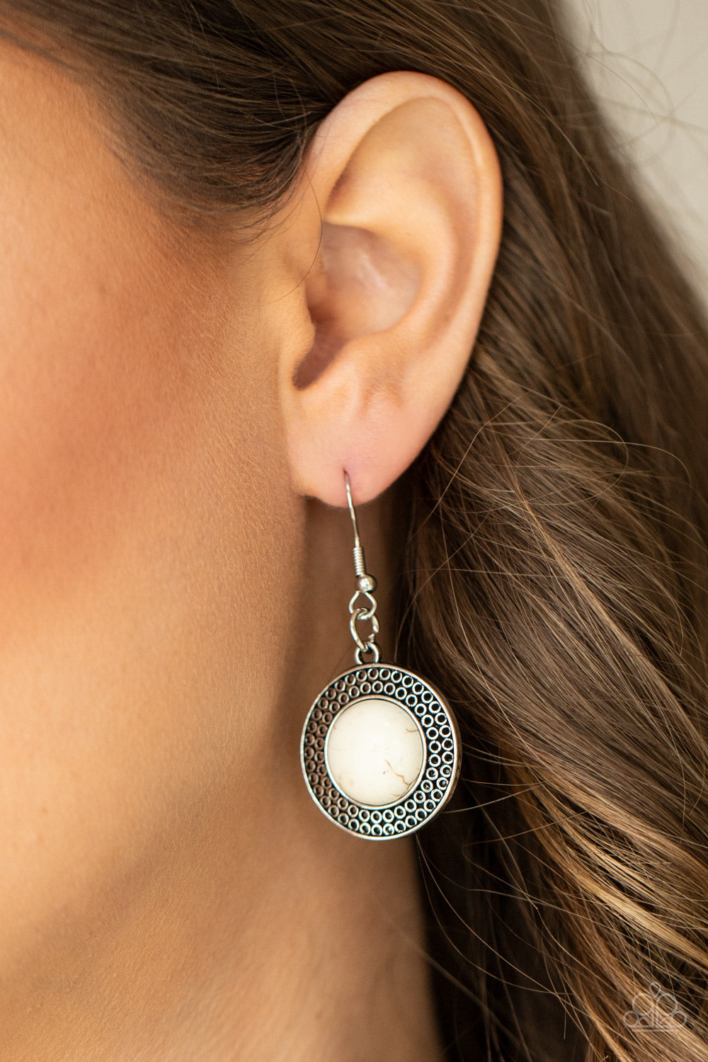 Paparazzi Circle The Wagons White Stone Short Necklace - P2SE-WTXX-260XX
