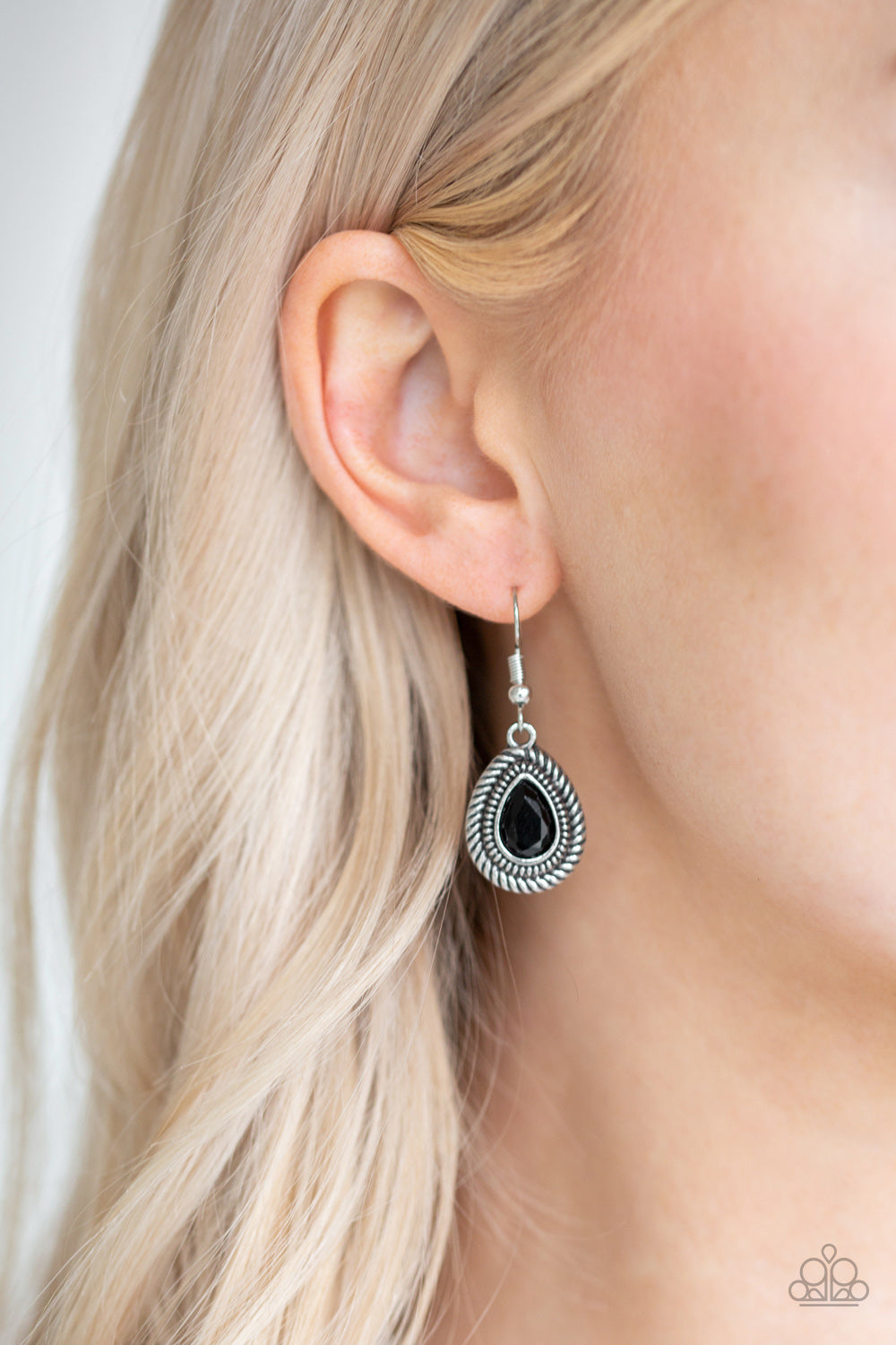 Paparazzi Sheen Queen Black Short Toggle Necklace