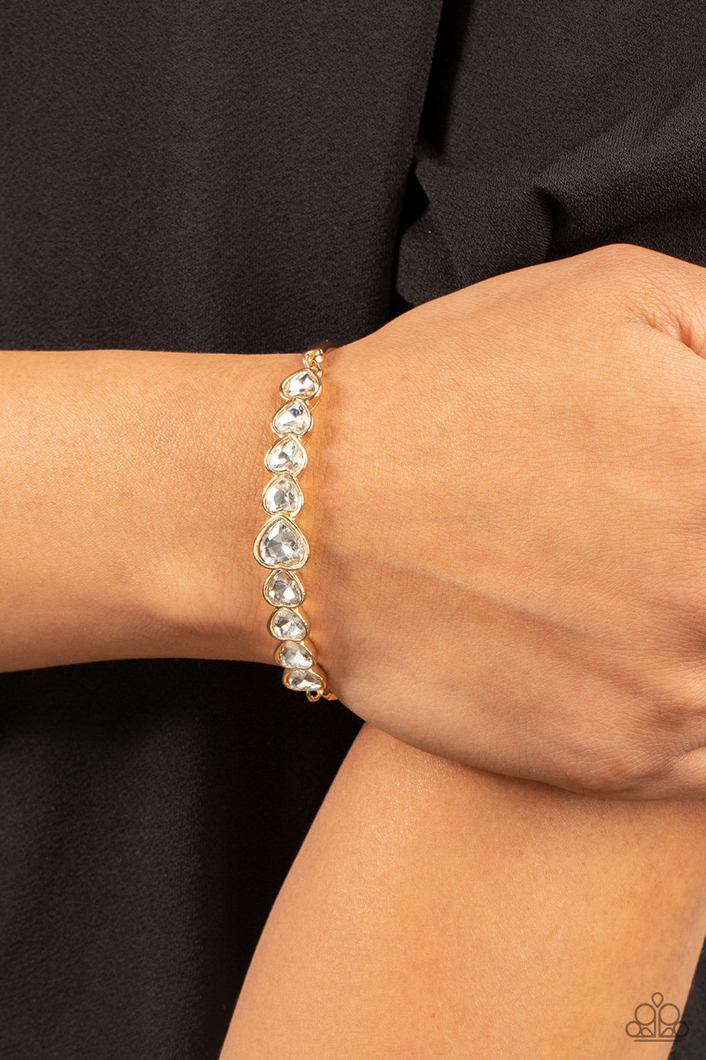 Paparazzi Lusty Luster Gold Clasp Bracelet - P9WH-GDXX-118XX