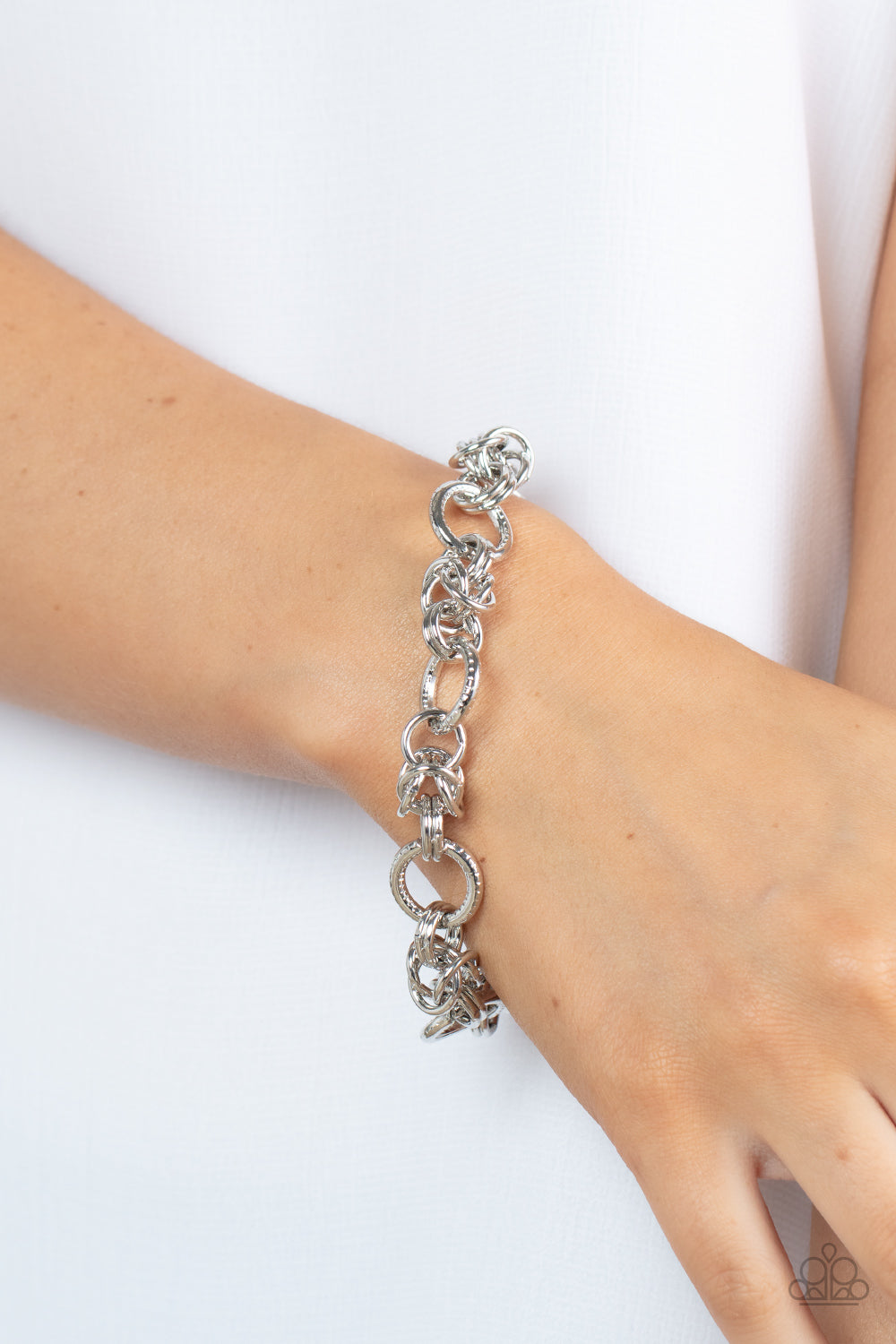 Paparazzi Big City Chic Silver Clasp Bracelet - P9IN-SVXX-166XX