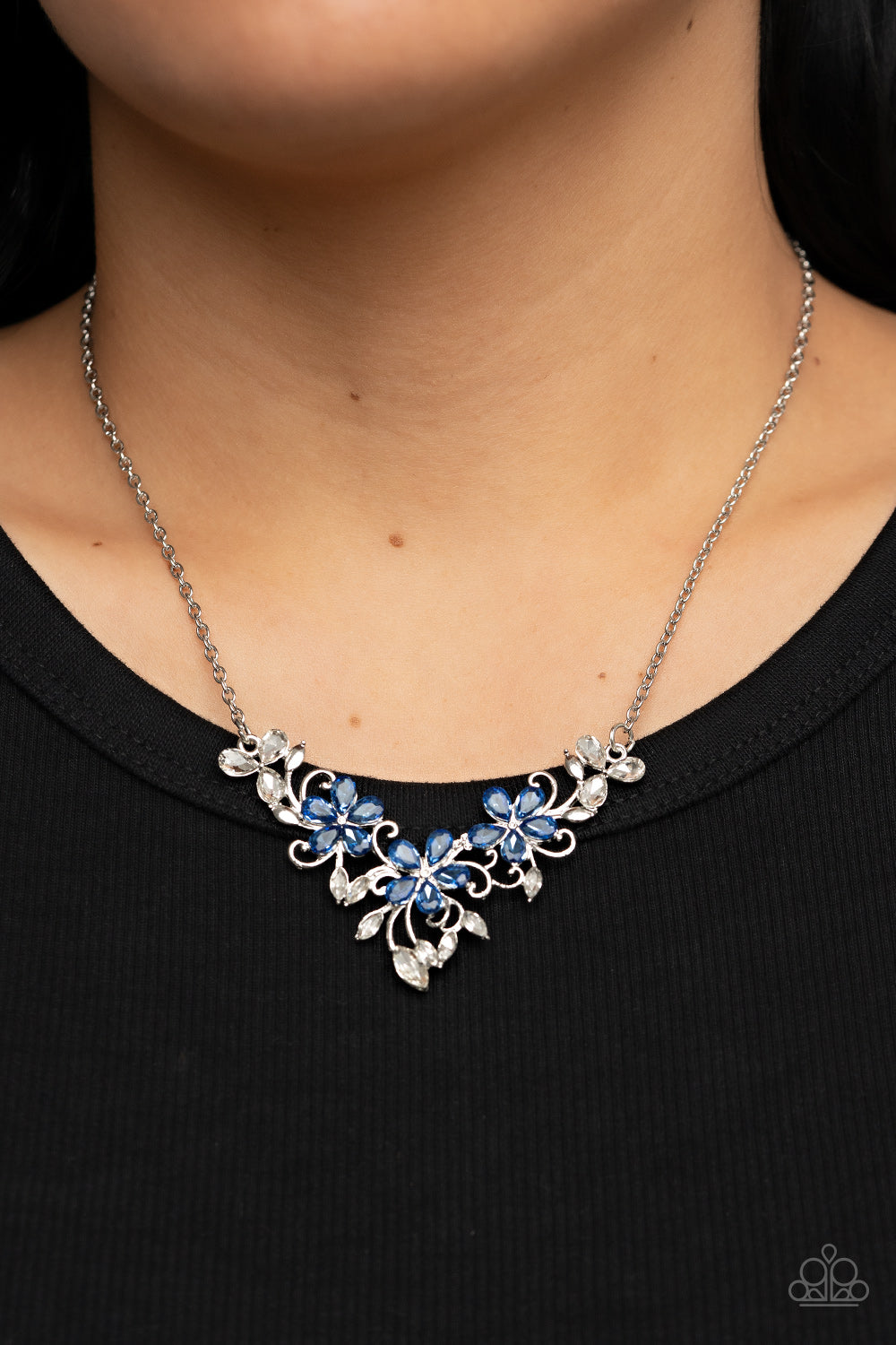 Paparazzi Floral Fashion Show Blue Short Necklace - P2RE-BLXX-372XX