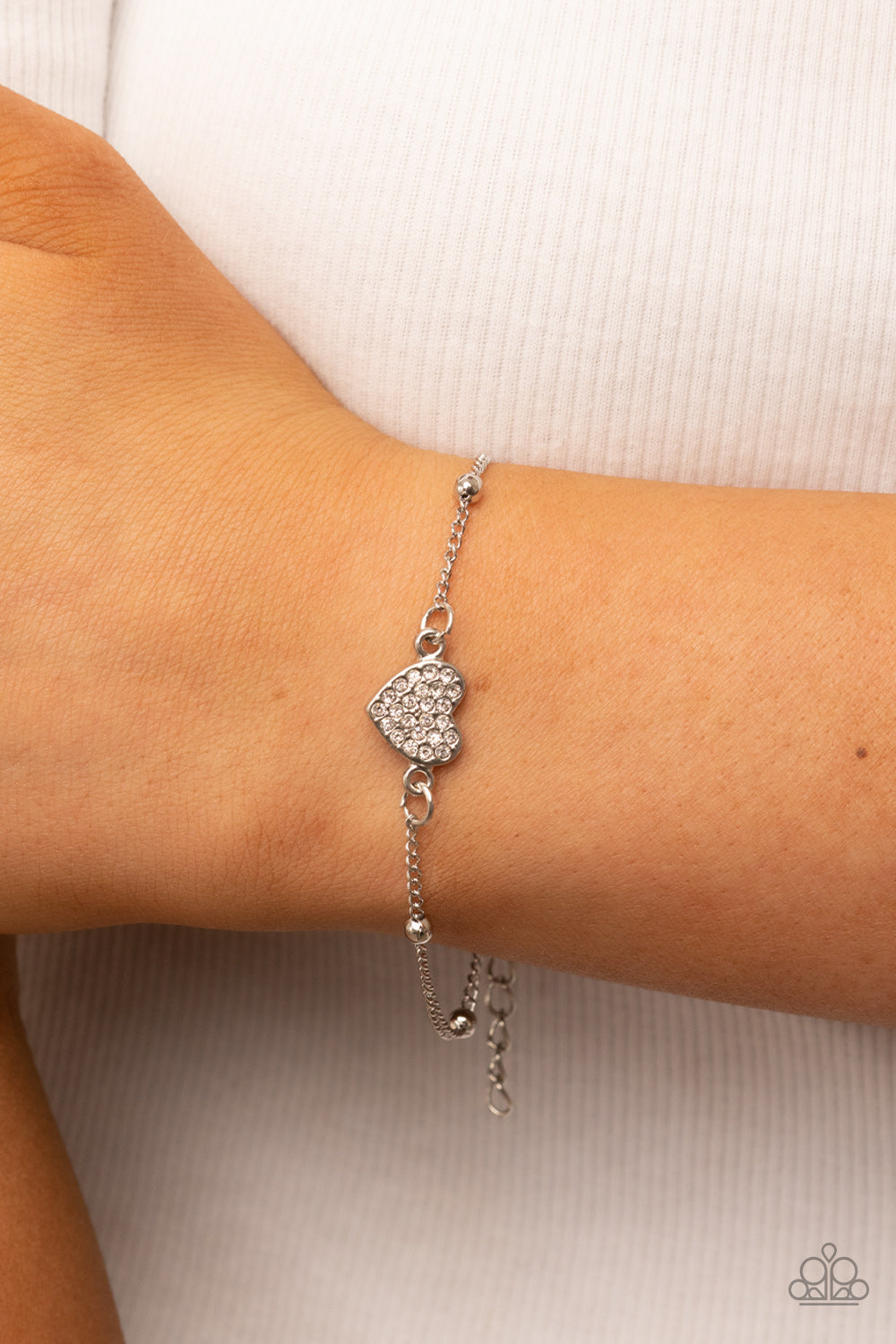 Paparazzi Heartachingly Adorable White Clasp Bracelet - P9WH-WTXX-244XX
