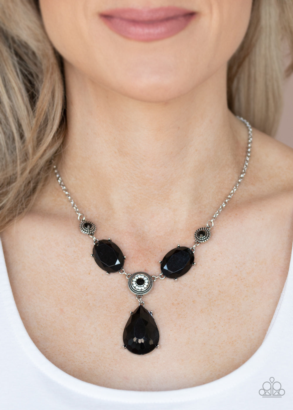 Paparazzi Heirloom Hideaway Black Short Necklace