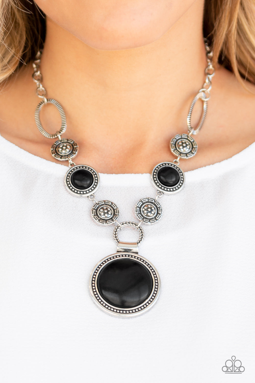 Paparazzi Sedona Drama Black Short Necklace